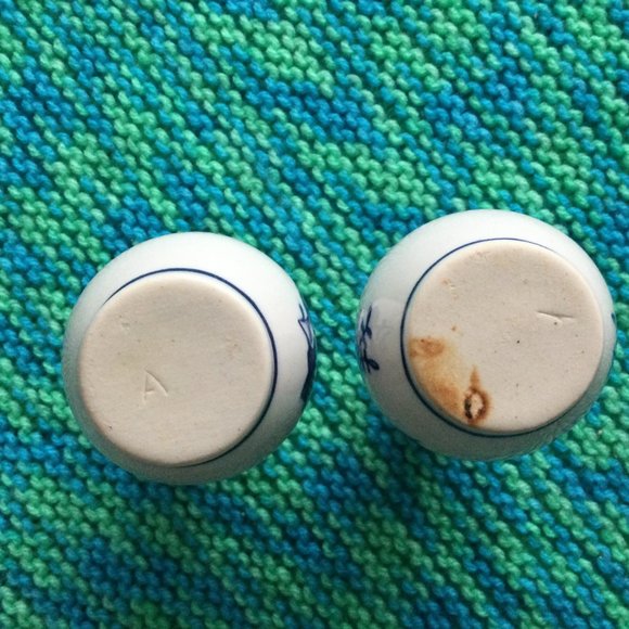 Two vintage small Chinese porcelain vases blue and white floral 4" - Picture 6 of 6